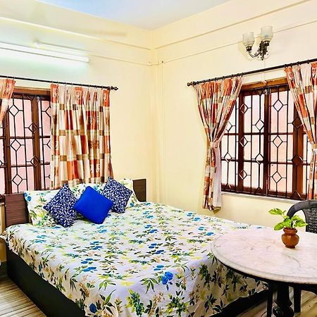 Spacious Apt With Antique Furniture ,Ac & Kitchen Колката Екстер'єр фото